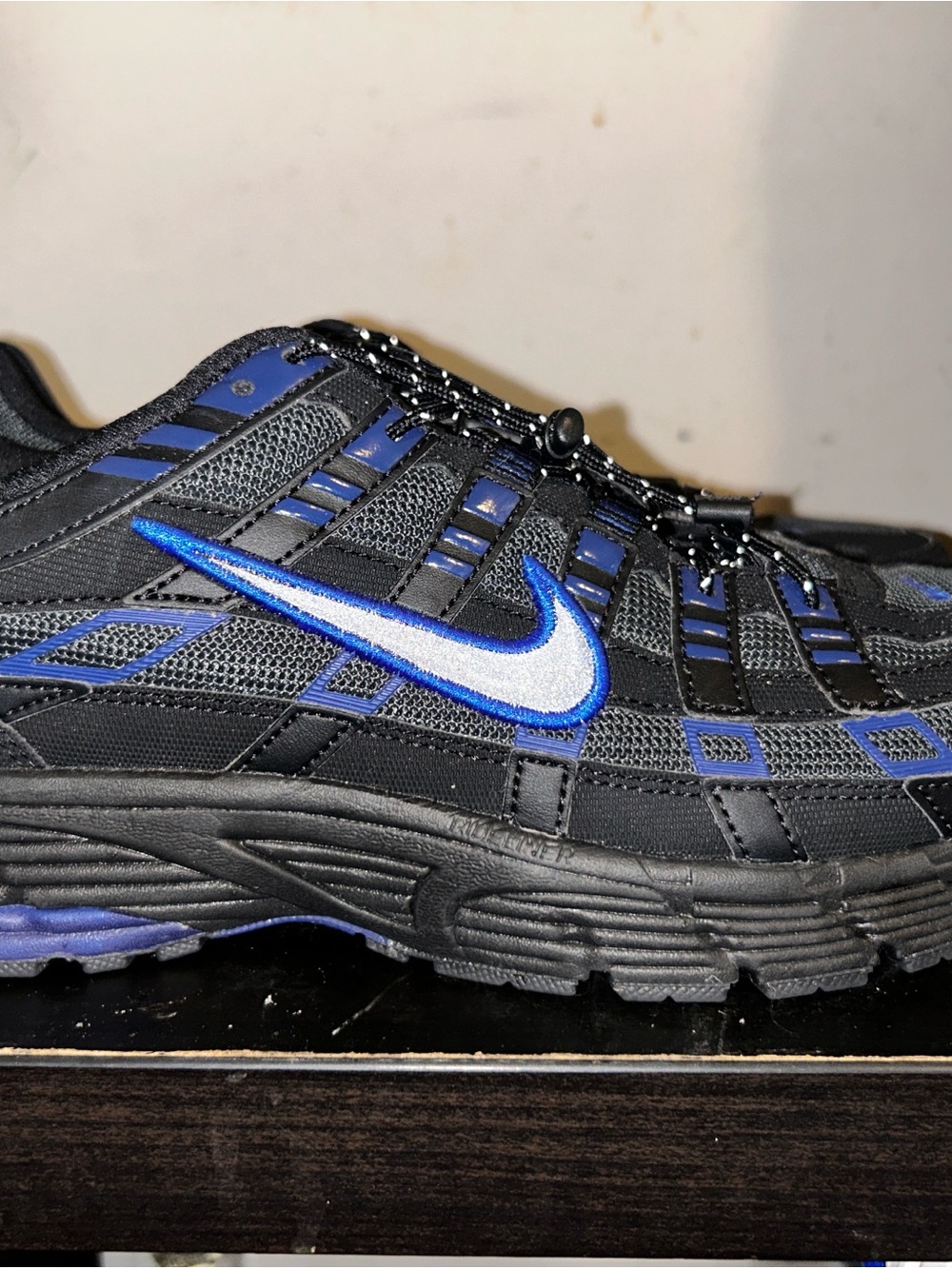 Nike Men's Black and Royal Blue Mesh Sneaker